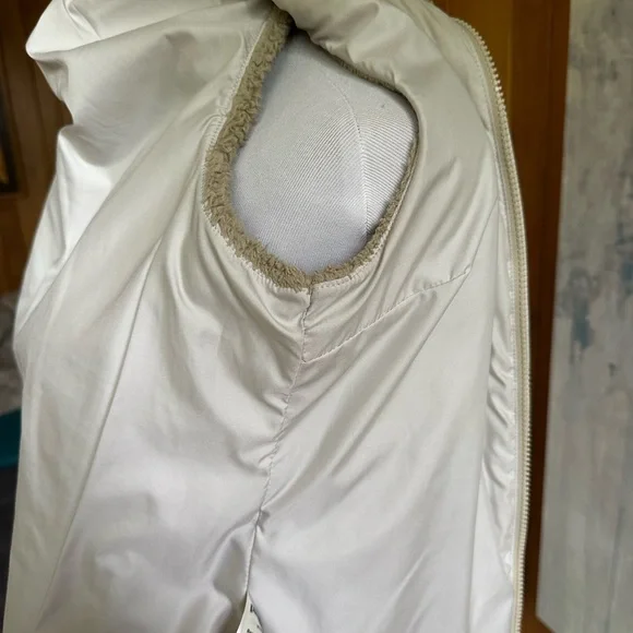 Patagonia Women’s Size Small Vest! Beige. Fluffy. Soft. - Picture 13 of 16